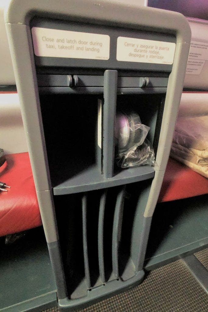 LATAM BUSINESS CLASS SEAT STORAGE