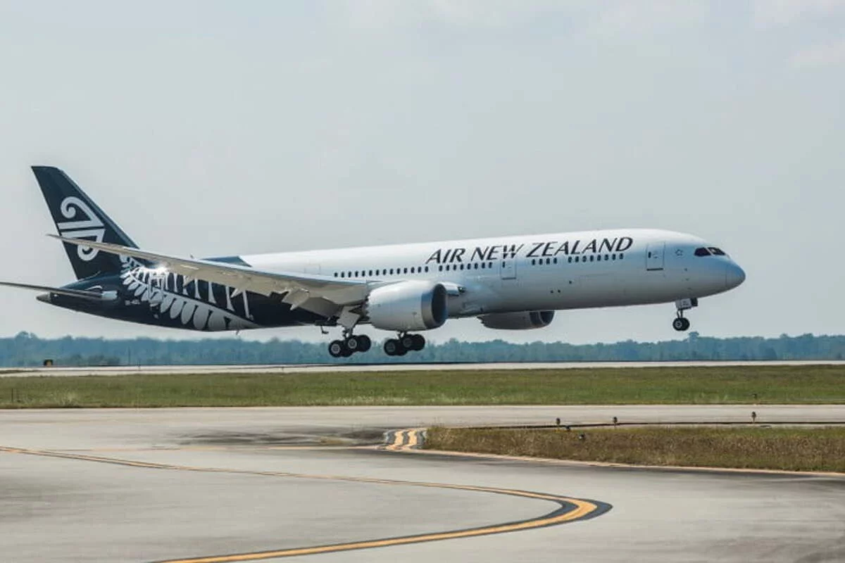 air new zealand dreamliner landing